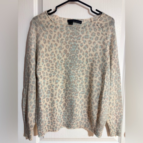 360 Cashmere Sweaters - 360 Cashmere Leopard Animal Print Lightweight Soft Ribbed Hem Sweater Size Small